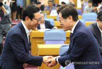 인사하는 김한정 의원과 이재명 경기지사