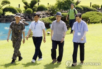 국민과 '저도' 산책 위해 이동하는 문 대통령