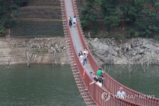 여전히 목 타는 호수