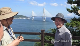 문 대통령, 저도 전망대에서 거가대교 관람