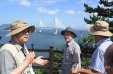 문 대통령, 저도 전망대에서 거가대교 관람