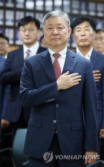 국민의례 하는 박성진 신임 춘천지검장