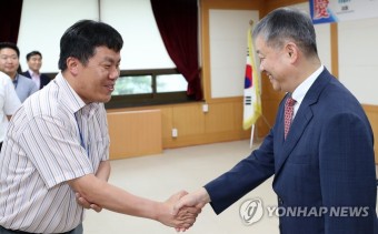 직원들과 악수하는 박성진 신임 춘천지검장