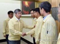 중앙민방위경보통제센터 직원 격려하는 김계조 본부장