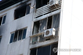 포항 아파트 불 7가구 태워…주민 3명 연기 흡입