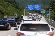 피서 절정 꽉 막힌 동해안 가는 길…서울∼강릉 최대 5시간