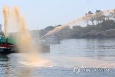 황토 뿌려 적조 막는다
