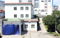 부산 일본영사관 현관에 설치된 파란색 천막