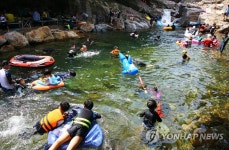 지리산 피아골 계곡서 더위 날리는 피서객들