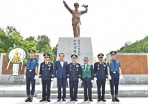 민갑룡 경찰청장, 춘천 내평전투 호국경찰 추모상 찾아 참배