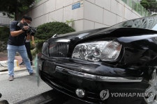파손된 어린이집 간이 풀장 돌진 차량
