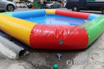 80대 운전車 간이풀장 돌진…'고령자 면허증 반납' 논란 재점화