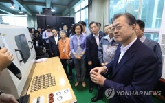로봇 감속기 제조기업 방문한 문 대통령