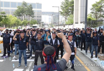 구호 외치는 현대제철 비정규직지회 조합원들