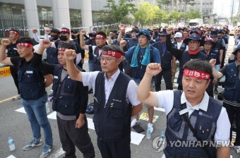 구호 외치는 현대제철 비정규직지회 조합원들