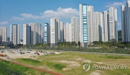 대형 공터와 창원 유니시티 단지