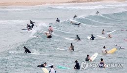 서퍼 가득한 죽도해변