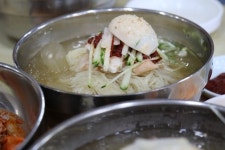 부산 향토음식 밀면 식당이 서울에 적은 까닭은