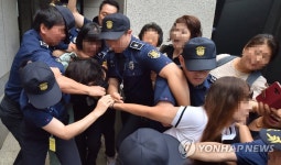 시민들에게 머리채 잡힌 고유정