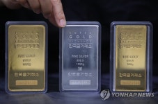 금값 연일 최고치 경신... 은값도 덩달아 급등