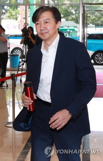 출근하는 조국 법무부 장관 후보자