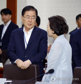 얘기 나누는 정의용 국가안보실장과 김현미 국토교통부 장관