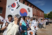 서대문형무소역사관에서 기념촬영을