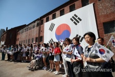 서대문형무소역사관에서 기념촬영을