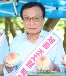 세종 복숭아 손에 든 이해찬 대표