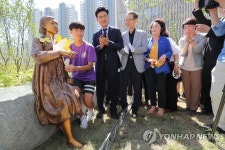 송파구에 건립된 평화의 소녀상