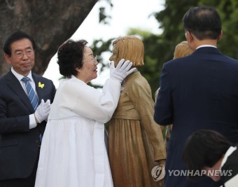 소녀상 어루만지는 이용수 할머니