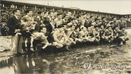 1954년 축구 도쿄대첩 기념촬영하는 선수들