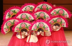 아름다운 부채춤 추는 아사달가무단