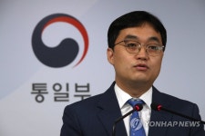 질문에 답하는 김은한 통일부 부대변인