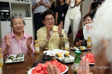 무더위 쉼터 방문한 조명래 환경부장관