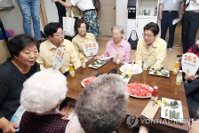 무더위 쉼터 찾은 조명래 장관