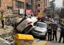 인천서 승용차 빌라 외벽 들이받고 뒤집혀…2명 부상
