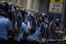 경찰서 입구 막아 선 경찰