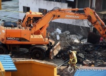 여인숙 화재 진압하는 소방대원