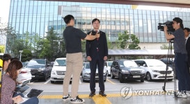 강병원, 취재진 질문 받으며