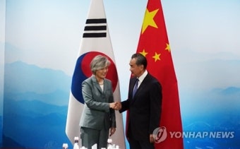 한중 외교장관 베이징서 회동…왕이 '한중일' 협력 강조(종합)
