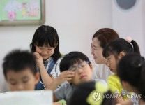학교로 돌아온 초등학생들