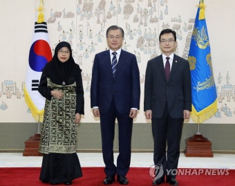 주한 브루나이 대사와 기념촬영하는 문 대통령