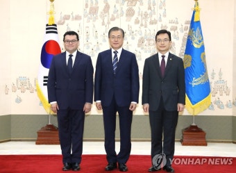 주한 콜롬비아 대사와 기념촬영 하는 문 대통령