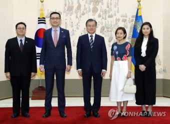 주한 싱가포르 대사와 기념촬영하는 문 대통령