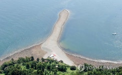 모습 드러낸 태안 내파수도 천연 몽돌 방파제
