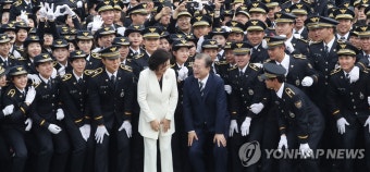 문 대통령, 신임 경찰관들과 함께