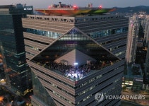 건물 고층 전망대에서 즐기는 콘서트