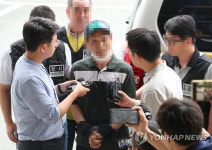 취재진 질문에 답하는 전주 여인숙 방화 피의자
