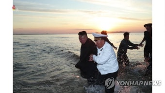 '초대형방사포' 발사장 향하는 김정은